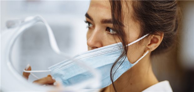 Corona-Maßnahmen im Gesundheitswesen laufen weitgehend aus Maske nicht mehr verpflichtend: In Praxen müssen Beschäftigte seit 1. März keine Schutzmaske mehr tragen.