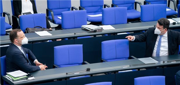 Masken-Streit in der Koalition: „Das haben wir gemeinsam so beschlossen!“ Masken-Streithähne: Gesundheitsminister Jens Spahn (CDU) und Arbeitsminister Hubertus Heil (SPD) am Mittwoch im Bundestag.