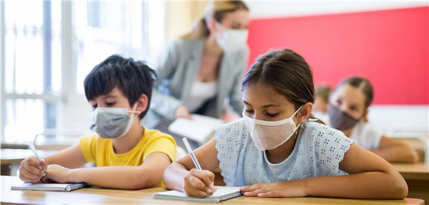Masken im Unterricht: Etablierte Hygiene- und Infektionsschutzkonzepte sind in Schulen und Kitas weiter dringend erforderlich.