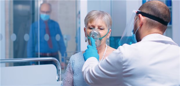 Maskenbeatmung bei schwerer Atemwegsinfektion: Trotz zunehmender Immunität gegen SARS-CoV-2 müssen immer noch viele COVID-Patienten in der Klinik behandelt werden. (Symbolbild mit Fotomodellen)