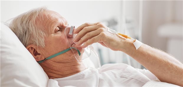 Maskenbeatmung mit Sauerstoff: Alte Menschen mit RSV-bedingten unteren Atemwegsinfektionen haben ein hohes Risiko für schwere Verläufe.
