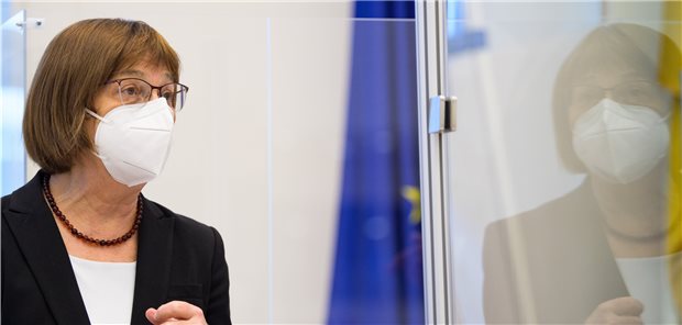 Brandenburg verschärft Regeln für Masken-Atteste Maskenmuffel bringen Brandenburgs Landesgesundheitsministerin Ursula Nonnemacher auf die Palme.