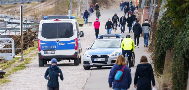 KV-Chef Peter Heinz: Keine Maskenpflicht mehr für Geimpfte! Maskenpflicht am Mainzer Rheinufer, die Polizei kontrolliert. Der rheinland-pfälzische KV-Chef Dr. Peter Heinz plädiert für deren Aufhebung für vollständig Geimpfte.