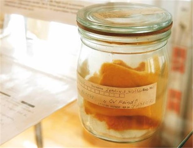 Ärzte im Dienst der Stasi - "man blickt hier in einen Abgrund tiefster Morallosigkeit!" Material, mit dem die Stasi zu DDR-Zeiten gearbeitet hat: Geruchsprobe in einem Einweckglas.