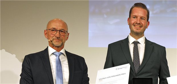 Mathias Hilbich (r.), Senior Brand Manager Herzinsuffizienz bei Boehringer Ingelheim, freut sich neben Moderator Wolfgang van den Bergh von der Ärzte Zeitung über die Galenus-Medaille.