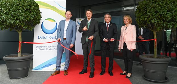 Matthias Kühn, Standortleiter bei Daiichi Sankyo Europe in Pfaffenhofen, Bundesgesundheitsminister Professor Karl Lauterbach, Masahiro Kato, Managing Director und Vorsitzender der Geschäftsführung von Daiichi Sankyo Europe und Martina Witzel, Leiterin Onkologie bei Daiichi Sankyo Deutschland, am Freitag bei der Eröffnung des neuen Laborgebäudes in Pfaffenhofen.
