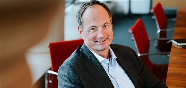 Matthias Schellenberg ist seit knapp einem Jahr Vorstandsvorsitzender der apoBank. Er sieht sich in der Pflicht, gemeinsam mit dem umgestalteten Vorstand die Bank strategisch klar zu positionieren.
