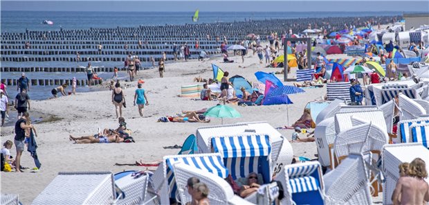 Wie Ärzte die Urlauber in Schach halten wollen Mecklenburg-Vorpommern, Zingst: Blick auf den gut besuchten Ostseestrand in der Nähe der Seebrücke.