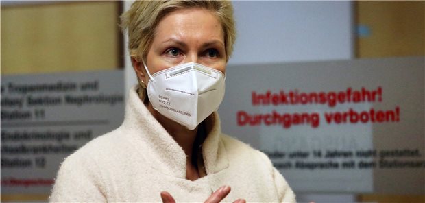 Mecklenburg-Vorpommerns Ministerpräsidentin Manuela Schwesig (SPD) informierte sich am Freitag an der Uniklinik Rostock über die Arbeit der Ärzte und Pflegekräfte, die COVID-19-Patienten versorgen.