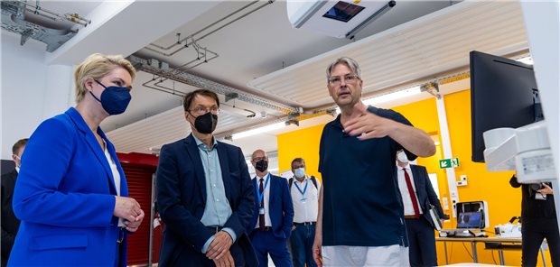 Mecklenburg-Vorpommern will Entwicklung der Gesundheitswirtschaft forcieren Mecklenburg-Vorpommerns Ministerpräsidentin Manuela Schwesig (SPD) und Bundesgesundheitsminister Karl Lauterbach (M, SPD) besuchten am Rande der 17. Branchenkonferenz Gesundheitswirtschaft das Medizintechnikunternehmen Oehm und Rehbein. Geschäftsführer Bernd Oehm (r.) erklärt den beiden Politikern ein Röntgengerät seiner Firma. Das Bundesland will in der Gesundheitswirtschaft eine führende Rolle spielen.