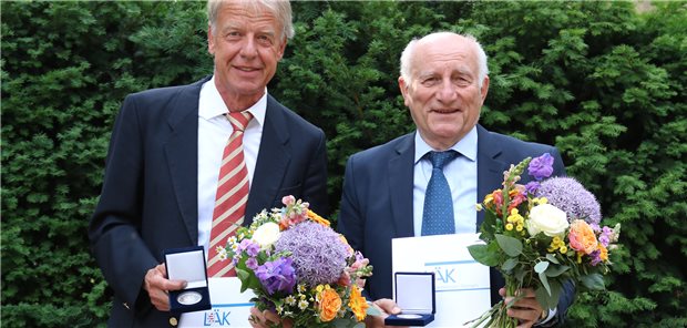 Medaillen und Urkunden für Dr. Andreas Lemmer (links) und Dr. Friedrich Meier.&#xA;