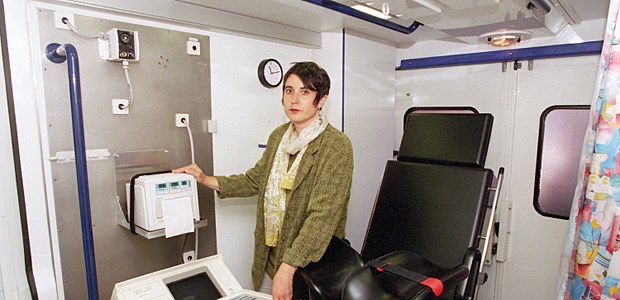 Die Arbeit geht nicht aus "Medica Mondiale"-Gründerin Dr. Monika Hauser präsentiert eine mobile gynäkologische Praxis. Dies ist ein Archivbild von 1999. Mit Praxen dieser Art hilft medica mondiale mittlerweile Frauen in vielen Krisengebieten weltweit.