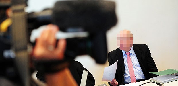 Großes Schweigen vor Gericht Medienrummel bei der Gerichtsverhandlung des angeklagten ehemaligen Gynäkologen aus Schifferstadt.