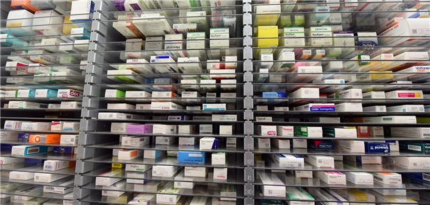 Medikamente liegen im Lager einer Apotheke. Gesundheitspolitiker aus den Ländern und aus der Opposition fordern die Abkehr von einer primär preisorientierten Vergabepraxis bei Rabattverträgen.