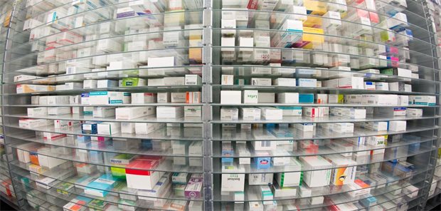 Medikamente liegen in den Regalen eines Kommissionierautomaten einer Apotheke