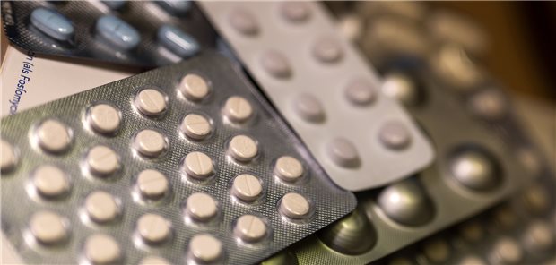 Arzneimittelausgaben: WIdO sieht Einsparpotenzial Medikamentenpackungen liegen auf einem Tisch in einer Apotheke. Laut Arzneimittel-Kompass des WIdO entfiel 2021 mehr als jeder zweite Euro der Arzneimittelkosten in der GKV auf patentgeschützte Arzneimittel.