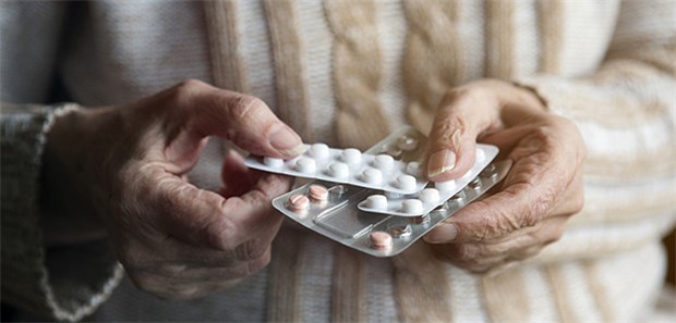 Medikation bei Senioren: Hier ist ähnlich wie bei Kindern eine besonders kritische Nutzen-Risiko-Abwägung ratsam.