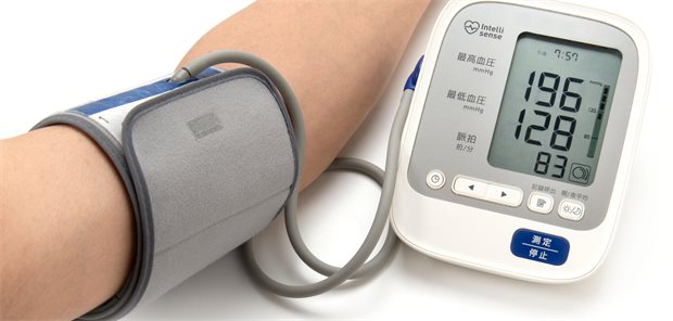 Nahaufnahme eines Blutdruckmessgerätes eines Patienten mit Bluthochdruckes.