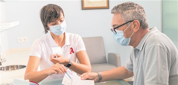 Medikationsplan dabei? Dann fällt die Beratung leichter als mit der „großen, braunen Tasche“ voller Pillen im Gepäck.
