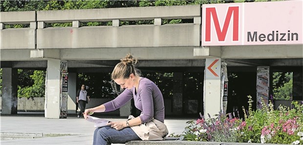 NRW treibt Start der Landarztquote voran Medizin-Studentin in einer Vorlesungspause auf dem Campus der Ruhr Universität Bochum: Nordrhein-Westfalen führt ab dem Wintersemester 2018/2019 eine Landarztquote bei der Studienplatzvergabe ein.