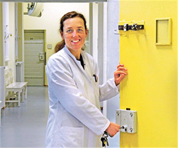Wenn Häftlinge die Patienten sind Medizin hinter Gittern: Ärztin Dr. Behrens schließt das Wartezimmer auf.