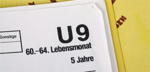 Das Foto zeigt ein "Gelbes Heft" für U-Untersuchungen.