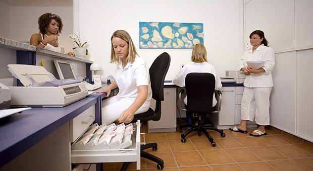 Medizinische Fachangestellte: Ein Gehaltsplus gibt es vor allem für die jüngeren MFA.