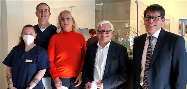 Medizinische Fachangestellte Jana Wassermann, Hausarzt Dr. Hanns Iblher, KV-Vorstandmitglied Dr. Bettina Gaber, KV-Vorstandschef Dr. Burkhard Ruppert und Dr. Thomas Götz, Staatssekretär Gesundheit und Pflege, tauschten sich über die Lage der Praxen während der Pandemie aus.