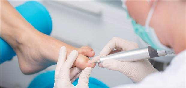 Medizinische Fußpflege – kann künftig nicht nur bei Diabetikern verordnet werden.