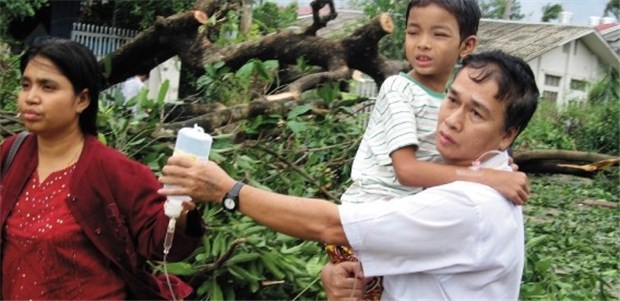 Apotheker helfen in Myanmar Medizinische Hilfe kommt nur bei wenigen Opfern in Birma an.