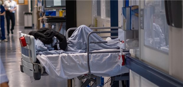 Ein Bett auf dem Krankenhausflur