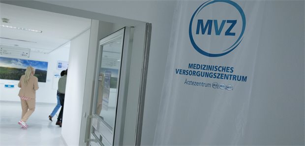 Das Foto zeigt einen Klinikflur. Ein Banner weist auf ein Medizinisches Versorgungszentrum in dem Gebäude hin.
