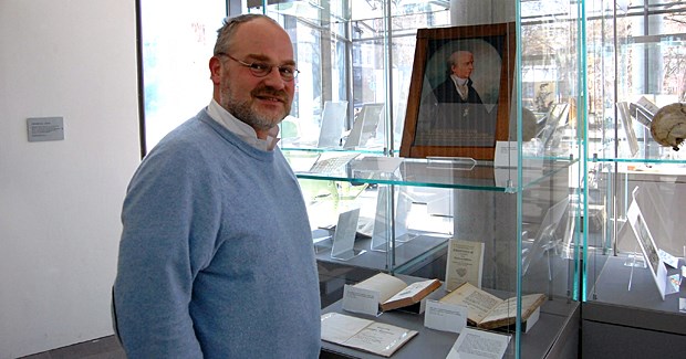 Goethe und der Geburtshelfer aus Jena Medizinischer Nachfahre: Professor Ekkehard Schleußner vor dem Bildnis Starks und Ausstellungs-Vitrinen.