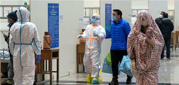 Arznei gegen Coronavirus wird getestet Medizinisches Personal hilft in einem provisorischen Krankenhaus in Wuhan Patienten, die sich mit dem Coronavirus infiziert haben. Schon bald sollen Infizierte auch in Turnhallen und Hotels versorgt werden.