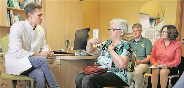 Medizinstudent Giuliano Bandiko untersucht Patientin Gerda Schmidt unter den Augen der Prüfer Stefan Zutz, Allgemeinmediziner, und Jana Jünger, Institut für medizinische und pharmazeutische Prüfungsfragen, in der Hausarztpraxis von Zutz. 