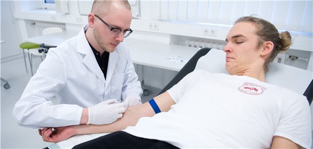 Medizinstudent übt die Blutentnahme: Von den an deutschen Universitäten Studierenden gaben 34,2 Prozent an, nicht die Laufbahn als Allgemeinarzt einschlagen zu wollen.