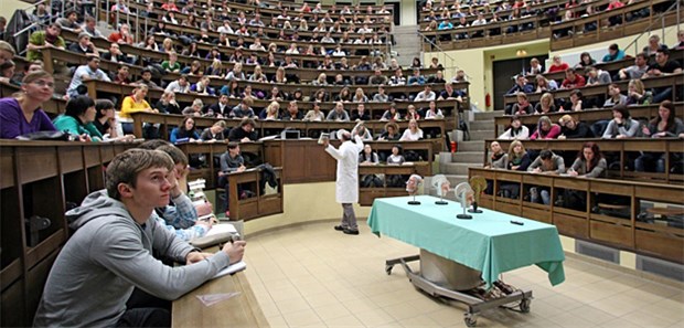 Warum Medizinstudenten ihr Studium seltener abbrechen Medizinstudenten brechen weniger ab als Studenten anderer Fachrichtungen.