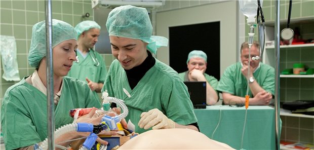 Medizinstudenten der Medizinischen Hochschule Hannover beim Training an einem Intensiv- und Notfallsimulator. Auch bei der M3-Prüfung sollen nun Simulatoren eingesetzt werden dürfen.