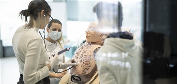 Medizinstudenten der Universität St. Gallen legen einem menschlichen Phantom eine Magensonde. Die Mehrkosten der künftig veränderten Struktur des Medizinstudiums sind umstritten.
