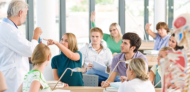 Studenten sollen sich früh spezialisieren Medizinstudenten im Anatomie-Kurs.