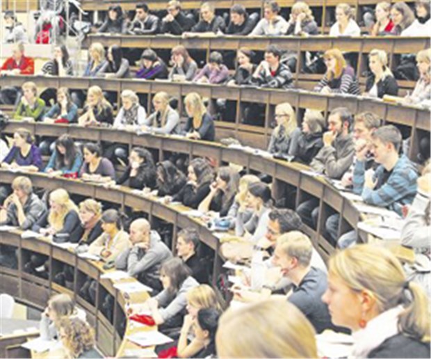 Sachsen: Mehr Geld für Ärzte-Ausbildung gefordert Medizinstudenten im Hörsaal bei einer Vorlesung an der Universität Leipzig. Werden schon im Studium Weichen falsch gestellt?
