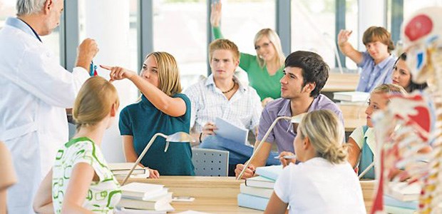 Nachwuchsmediziner winken Stipendien Medizinstudenten in der Vorlesung.