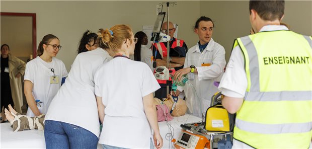 Medizinstudenten nehmen an einem Notfallsimulationstraining in der Schweiz teil.