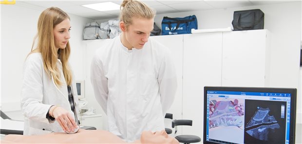 Medizinstudium: „Finanzierungsdiskussion führen wir später? Jetzt ist später!“ Medizinstudenten untersuchen im „Skills Lab“ der Medizinischen Hochschule Hannover (MHH) eine Puppe (gestellte Szene). Künftig soll das Studium noch praktischer werden.