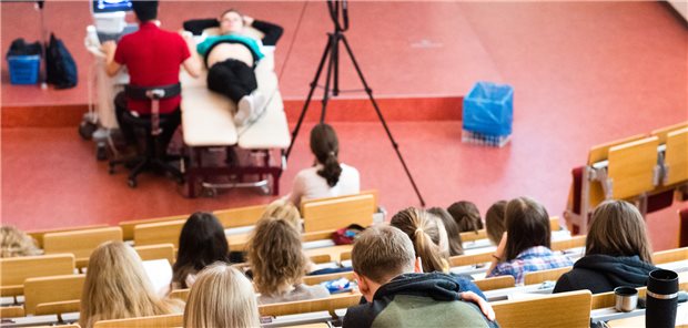 Medizinstudenten verfolgen eine interaktive Vorlesung mit Ultraschallgeräten im Hörsaal F an der Medizinischen Hochschule Hannover MHH. Beim Fakultätentag in Jena ging es auch darum, inwieweit private Medizin-Hochschulen Einrichtungen der Universitäten mit benutzen können sollen.