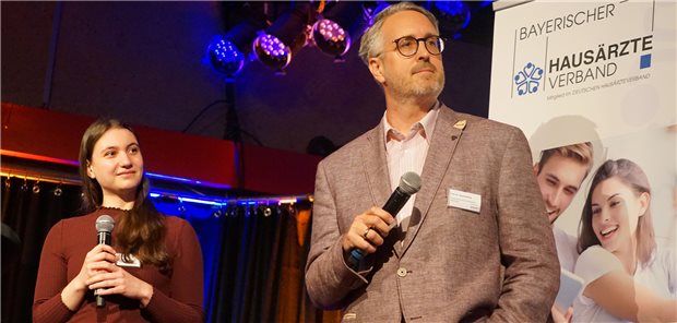 Medizinstudentin Anna Kaufmann und Hausarzt Jörg Schelling rührten beim BHÄV-Nachwuchstag die Werbetrommel fürs PJ in einer hausärztlichen Praxis.