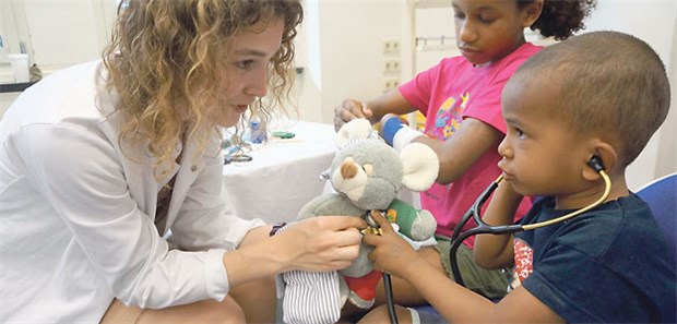 Wenn kuschelweiche Patienten in die Klinik kommen Medizinstudentin Anna Schmidt zeigt ihren jungen Besuchern, wie eine Kuschelmaus abgehört wird.