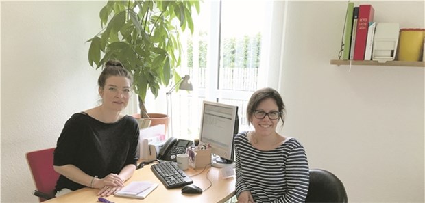 Studentin sammelt erste Hausarzt-Erfahrungen im Mikro-Praktikum Medizinstudentin Stella Zitzmann absolvierte in der Kölner Hausarztpraxis von Kathrin Reitze (links) ein dreitägiges Praktikum – und nahm mehr mit, als sie vorher gedacht hätte.