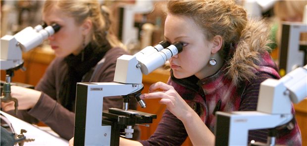Kammer und KV fordern ein Viertel mehr Medizinstudienplätze Medizinstudentinnen am Institut für Anatomie: Um den drohenden Ärztemangel abzufedern, müssten die Unis mehr Studienkapazitäten haben, fordern die ärztlichen Körperschaften.