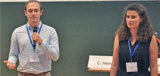Medizin in der Nazi-Zeit – und die Lehren für heute Medizinstudierende, die sich durch die Mitarbeit am Projekt „Das leere Sprechzimmer“ vertieft mit der Rolle der Ärzte im Nationalsozialismus beschäftigt haben: Meinert Ehm aus Marburg und Anna Teegelbekkers aus Heidelberg (hier beim DEGAM-Kongress in Lübeck).